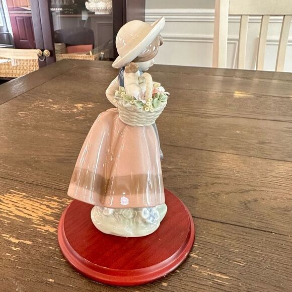 Lladro "Sweet Scent" #5221 Girl with Flower Basket Porcelain Figurine Daisa 1983 - Picture 6 of 8